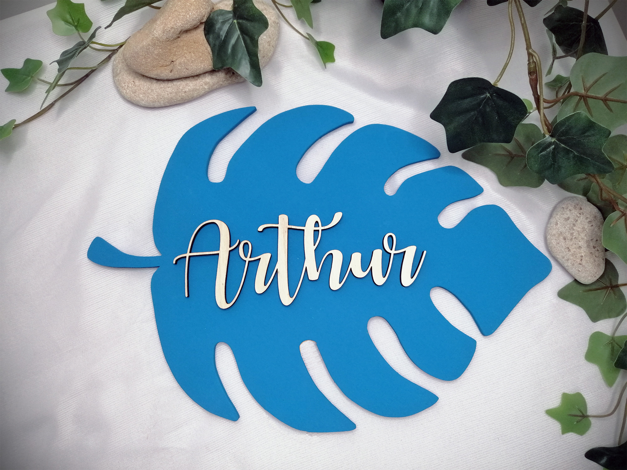 Prénom en bois sur feuille de monstera