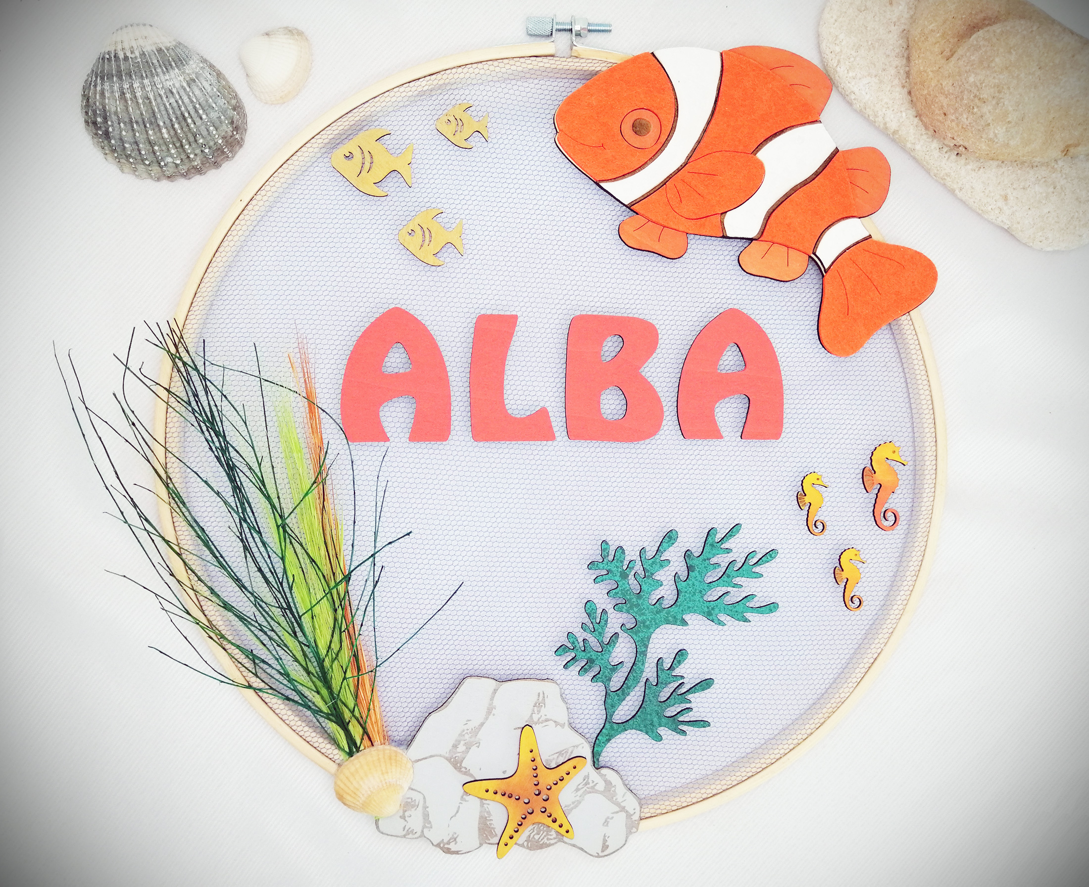 Prénom en bois sur couronne marine