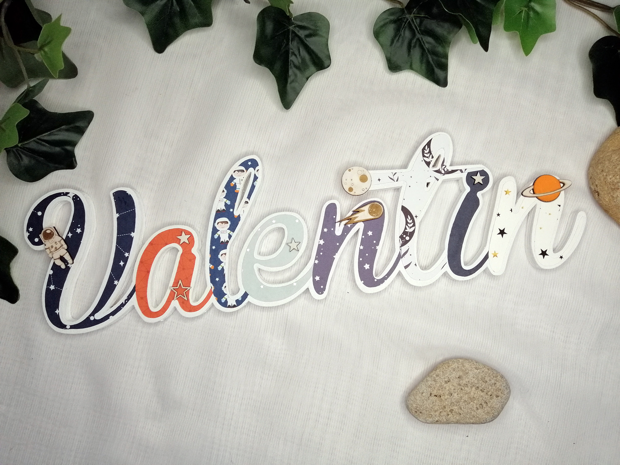 Prénom en bois Valentin thème espace