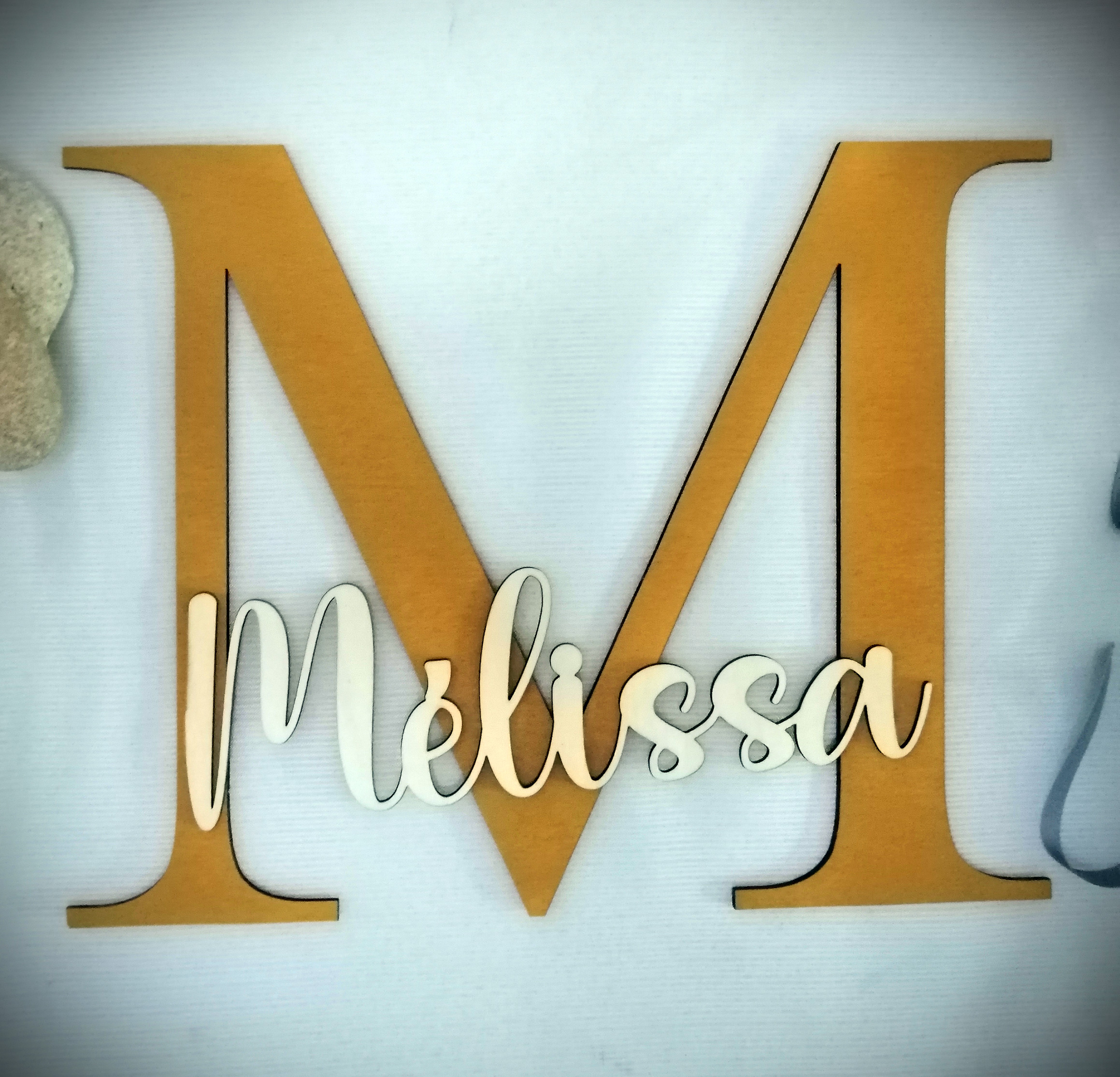 Prénom en bois sur son initiale en majuscule