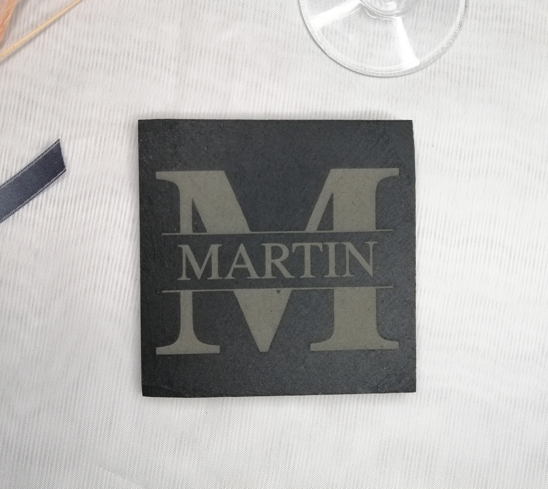 Sous verre ardoise gravure du nom et de l'initiale pour mariage