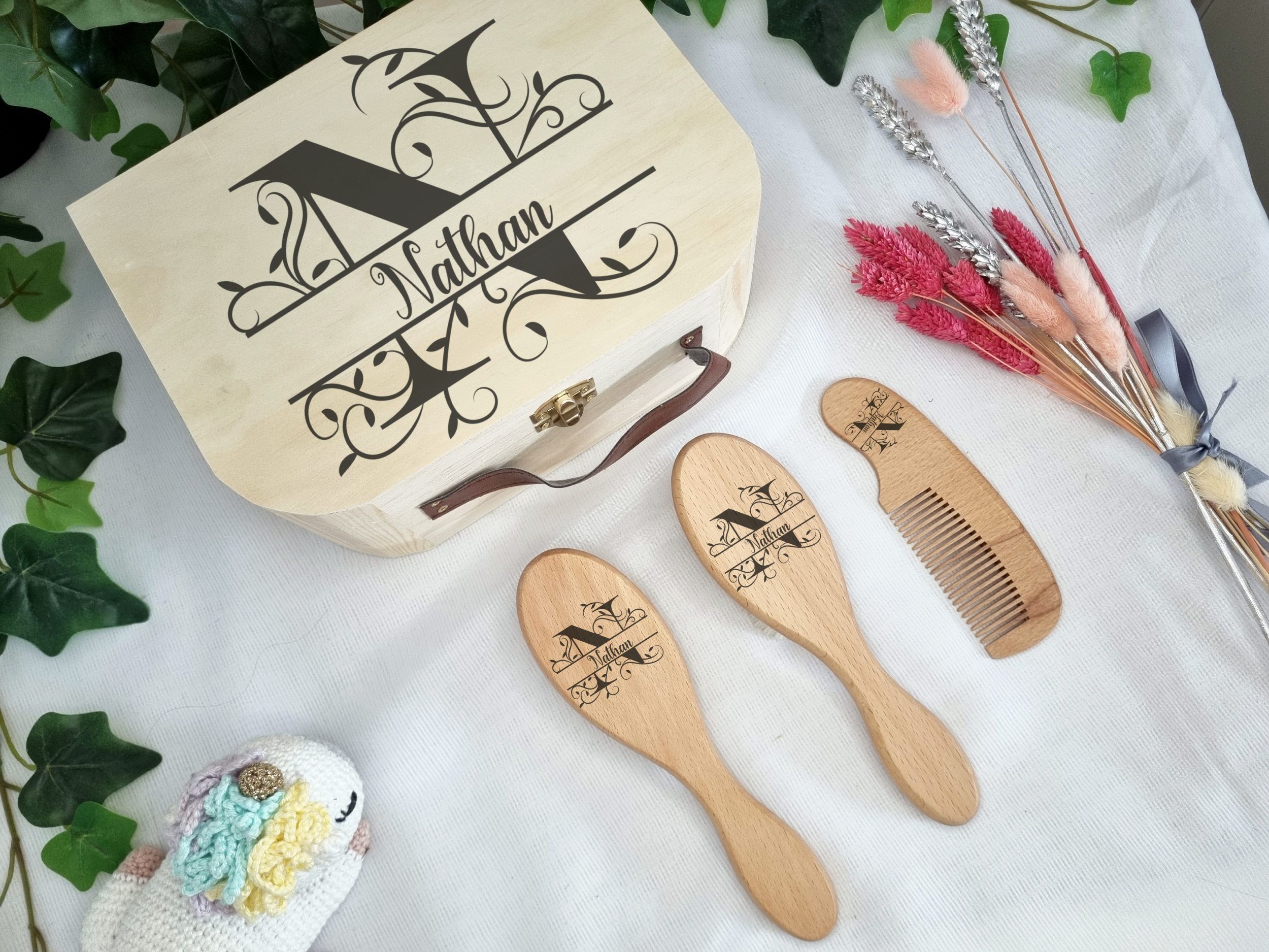 Coffret naissance valise et lot de brosses et peigne en bois personnalisé