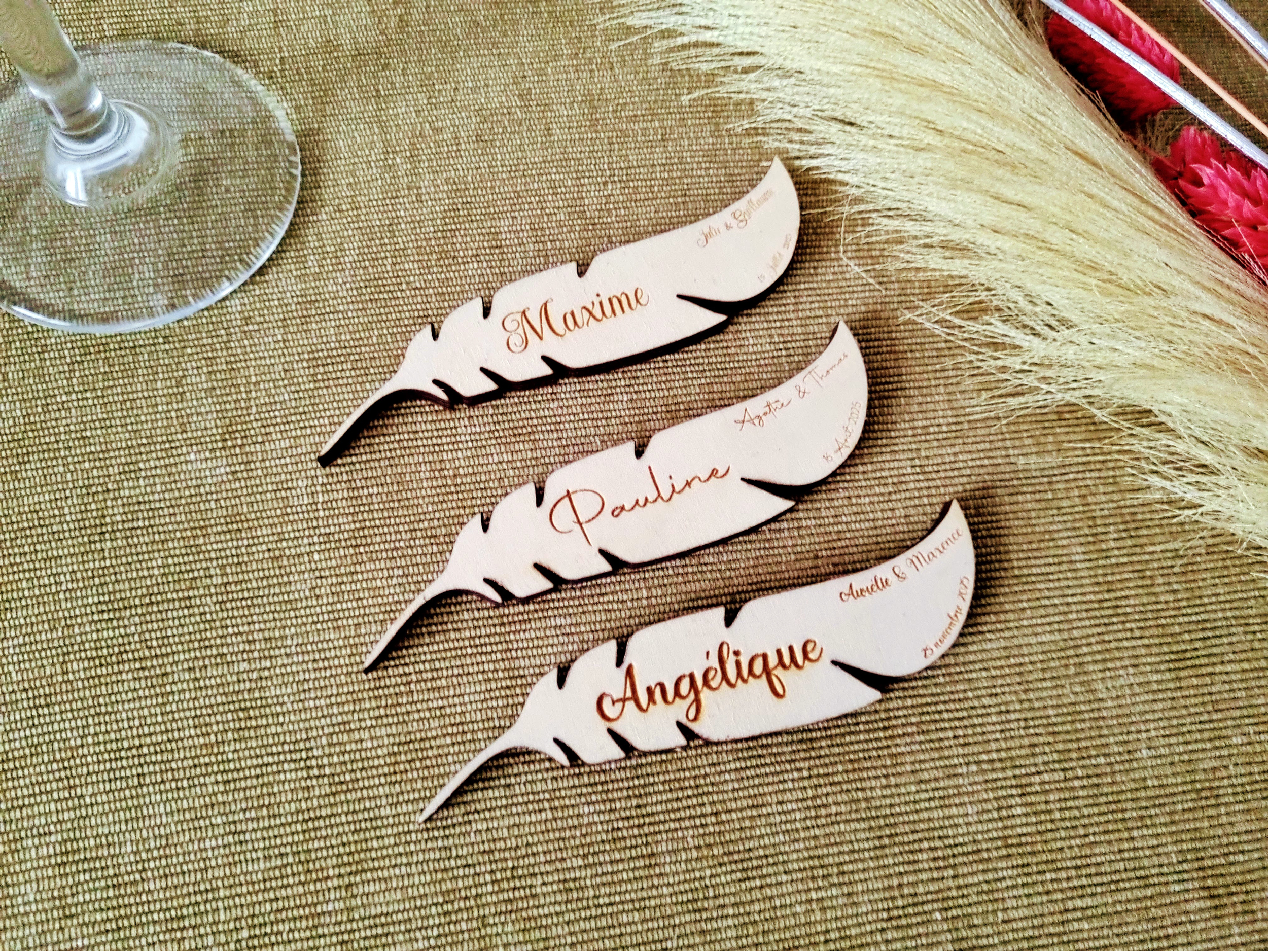 Marque place en bois en forme de plume