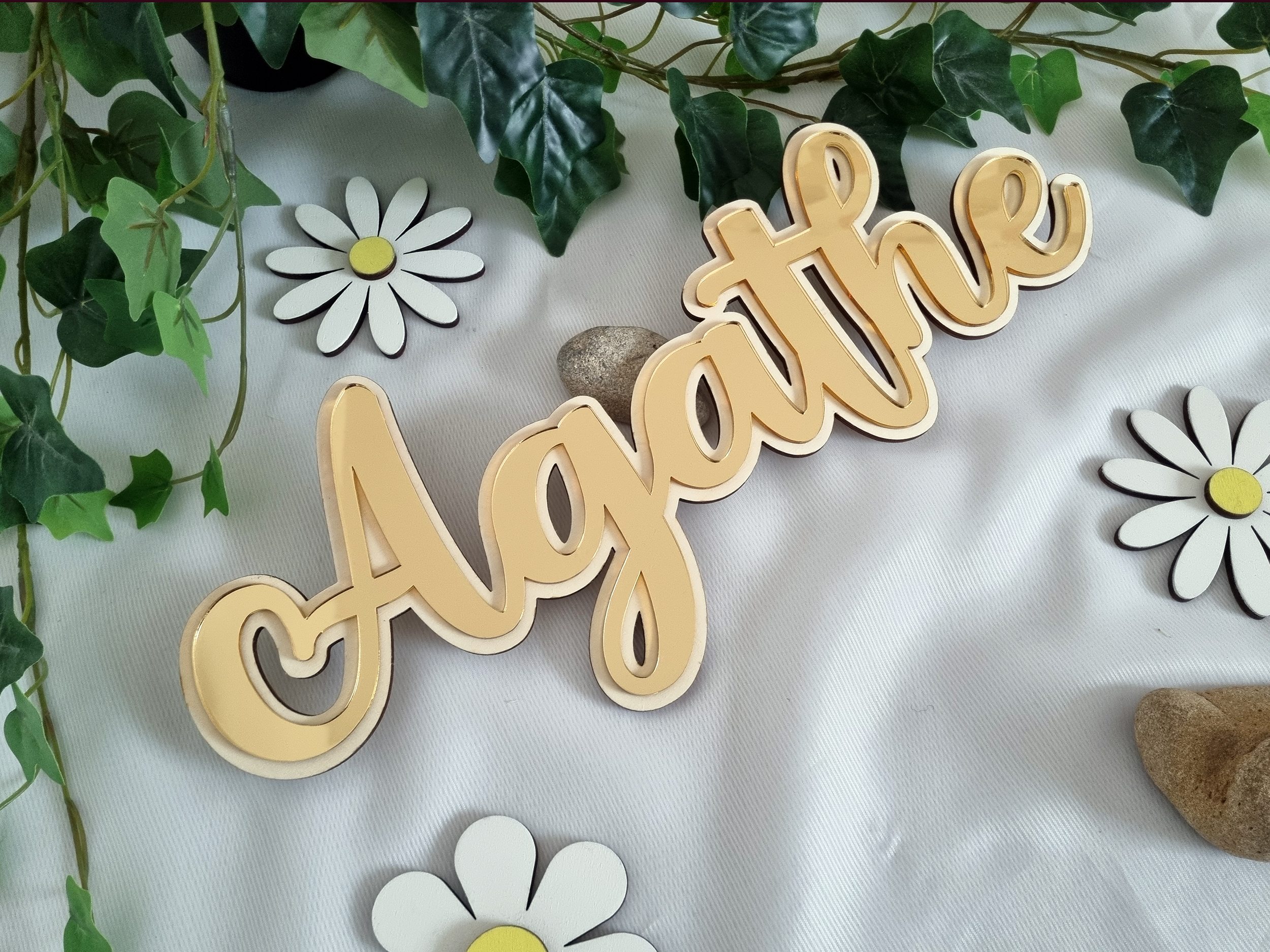 Prénom en miroir doré sur fond en bois brut