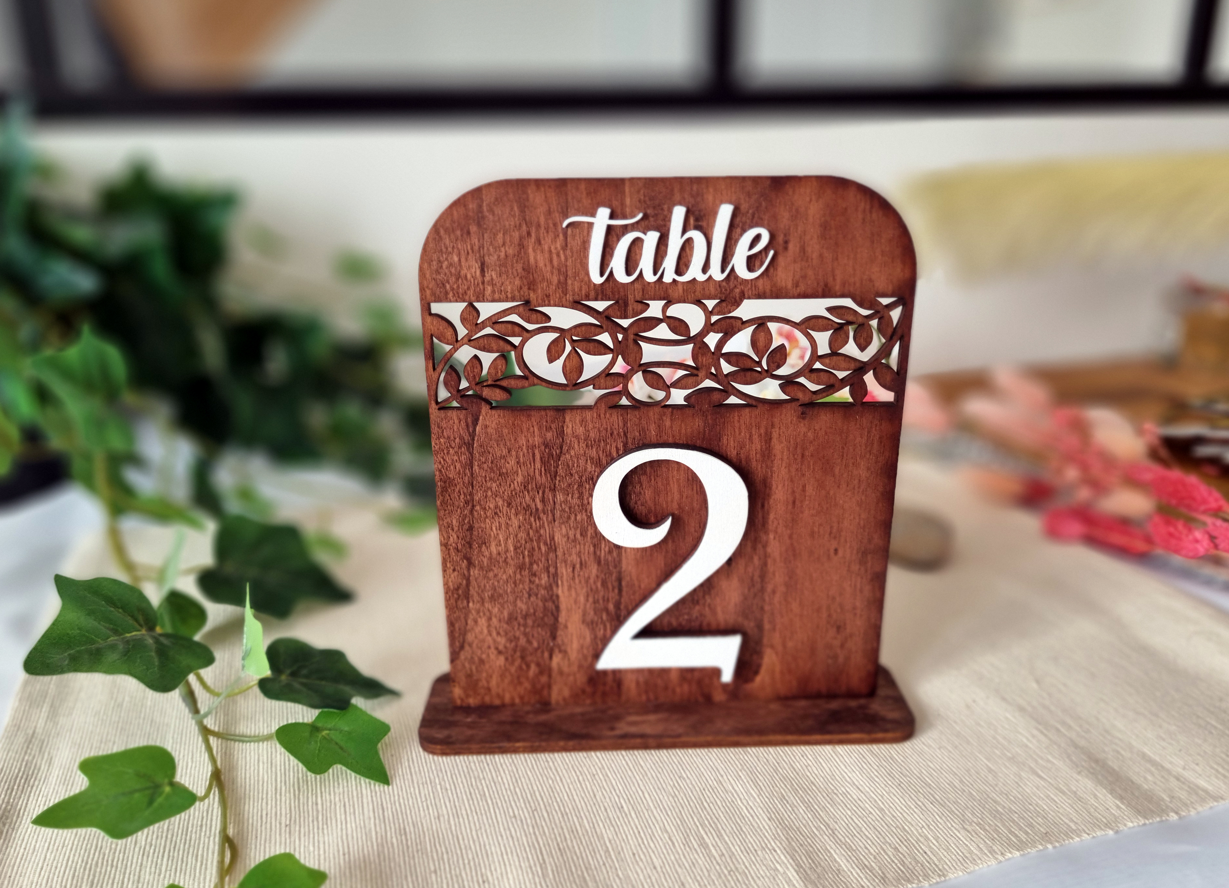 Numéro de table en bois personnalisé