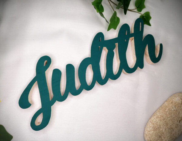 Prénom en bois Judith peint en vert canard