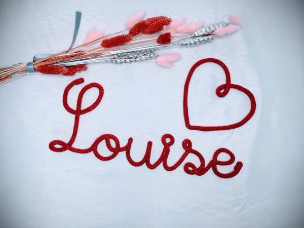 Prénom en tricotin Louise rouge framboise