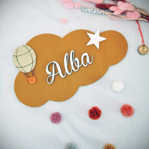 Nuage et prénom en bois Alba avec montgolfière étoile et pompons