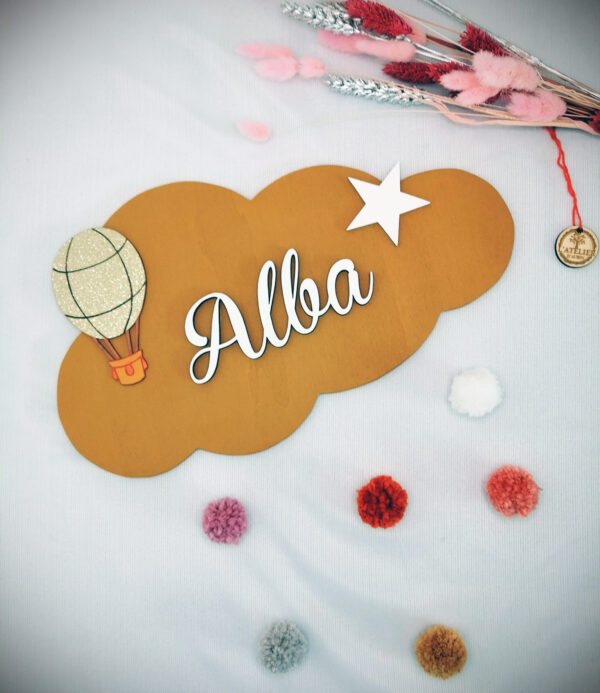 Nuage et prénom en bois Alba avec montgolfière étoile et pompons