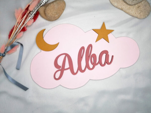 Nuage en bois rose avec le prénom Alba et une étoile et une lune en mourtade