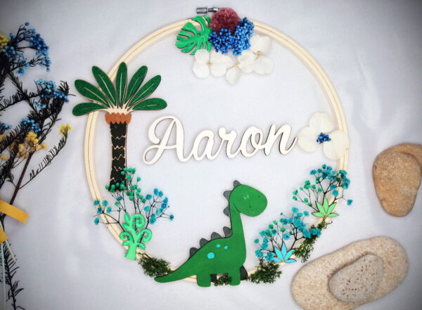 Couronne avec prénom en bois Aaron thème dinosaure