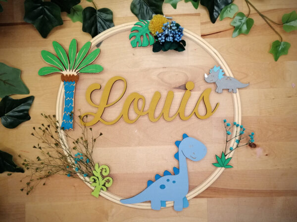 Louis sur couronne en bois dinosaure