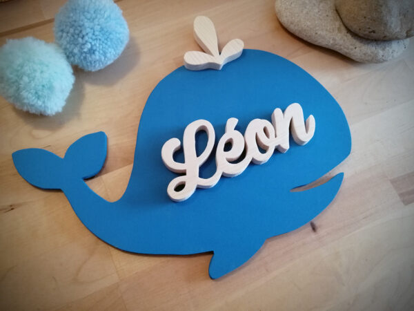 Prénom en bois Léon sur baleine bleue