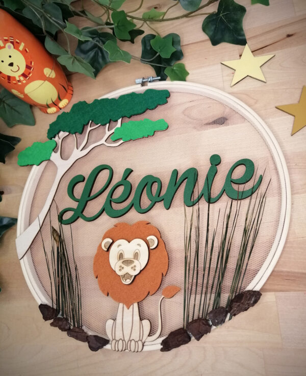 Léonie sur couronne en bois savane lion