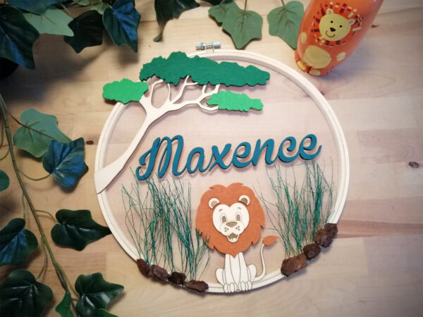 Maxence sur couronne en bois savane lion