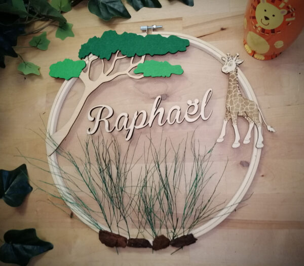 Raphaël sur couronne en bois savane girafe