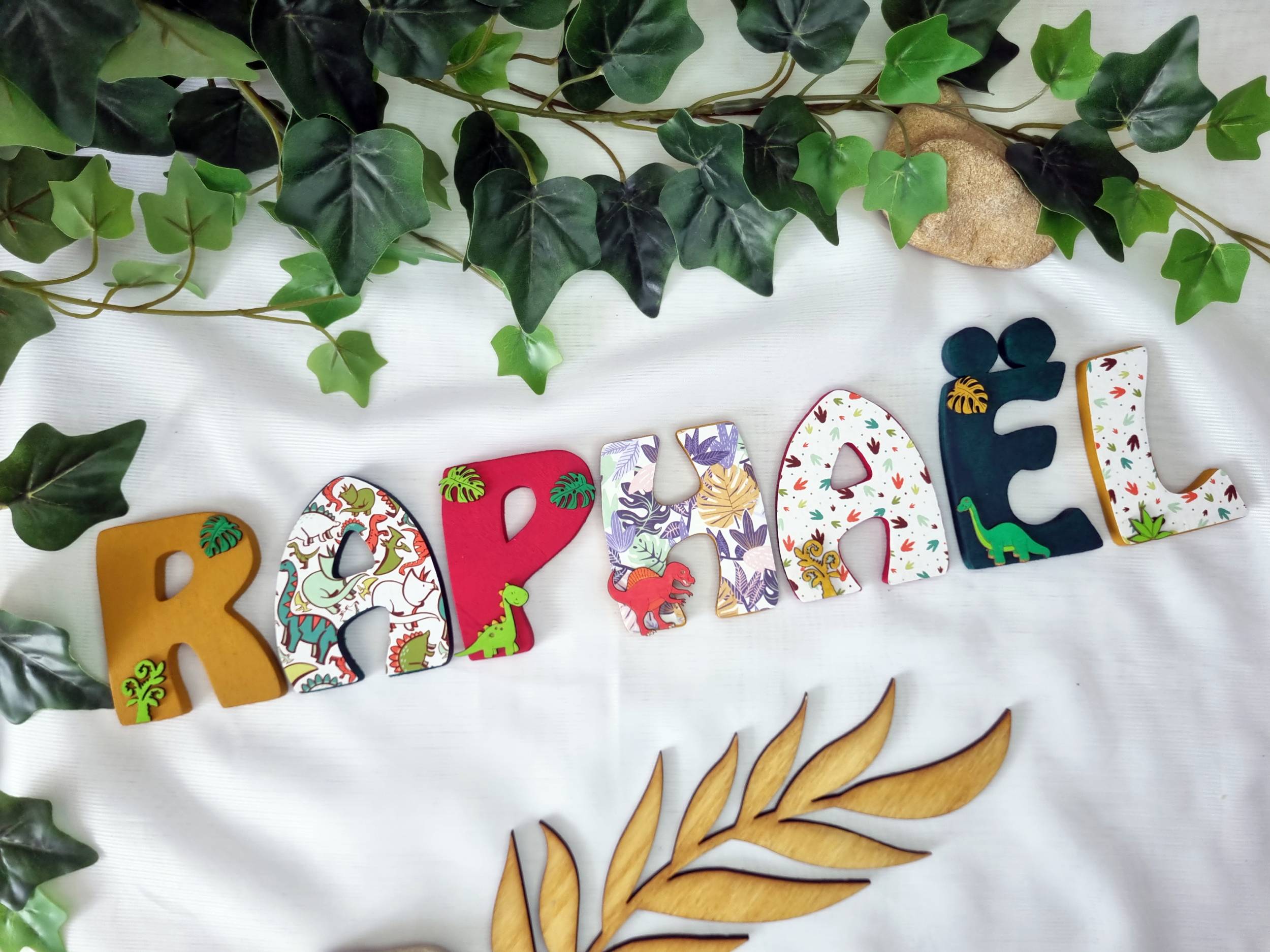 lettre-bois-raphael-dinosaure