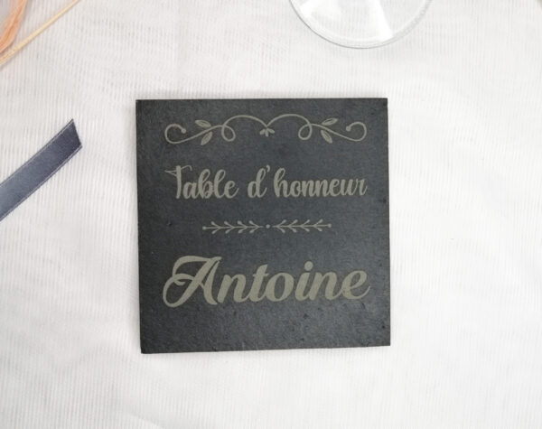 Marque place ardoise pour mariage ou baptême. Sous verre ardoise