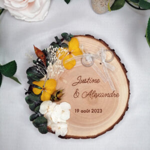 Porte Alliances en bois avec fleurs mariage champêtre et bohème