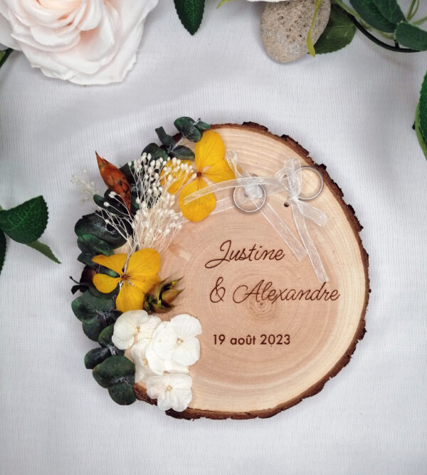 Porte Alliances en bois avec fleurs mariage champêtre et bohème