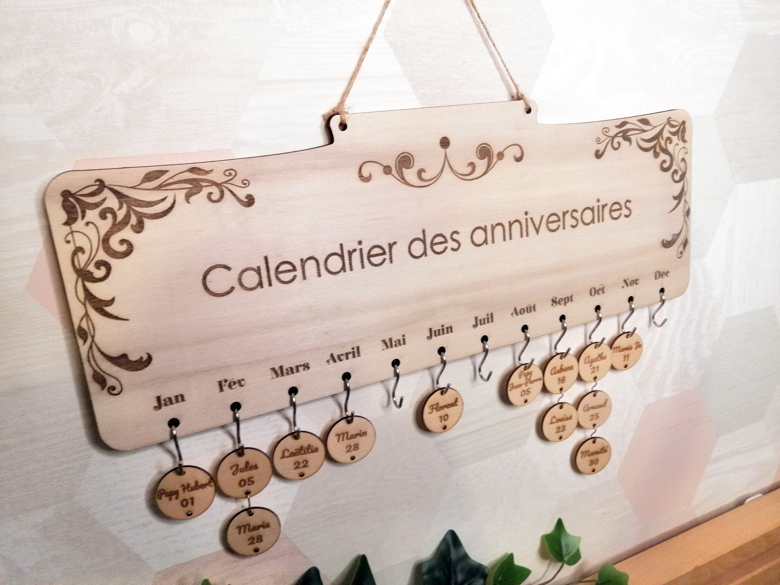 Calendrier perpetuel, anniversaire, bois, chantournage.