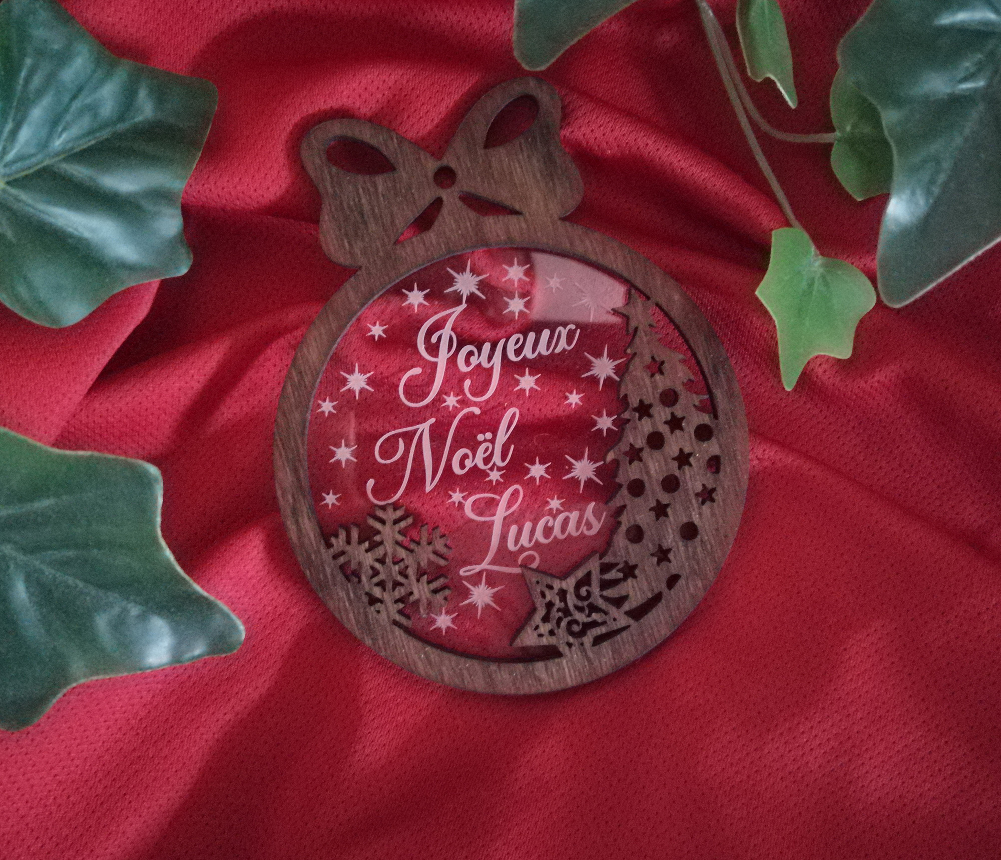 Boule de Noël personnalisé en chêne foncé et gravure sur verre