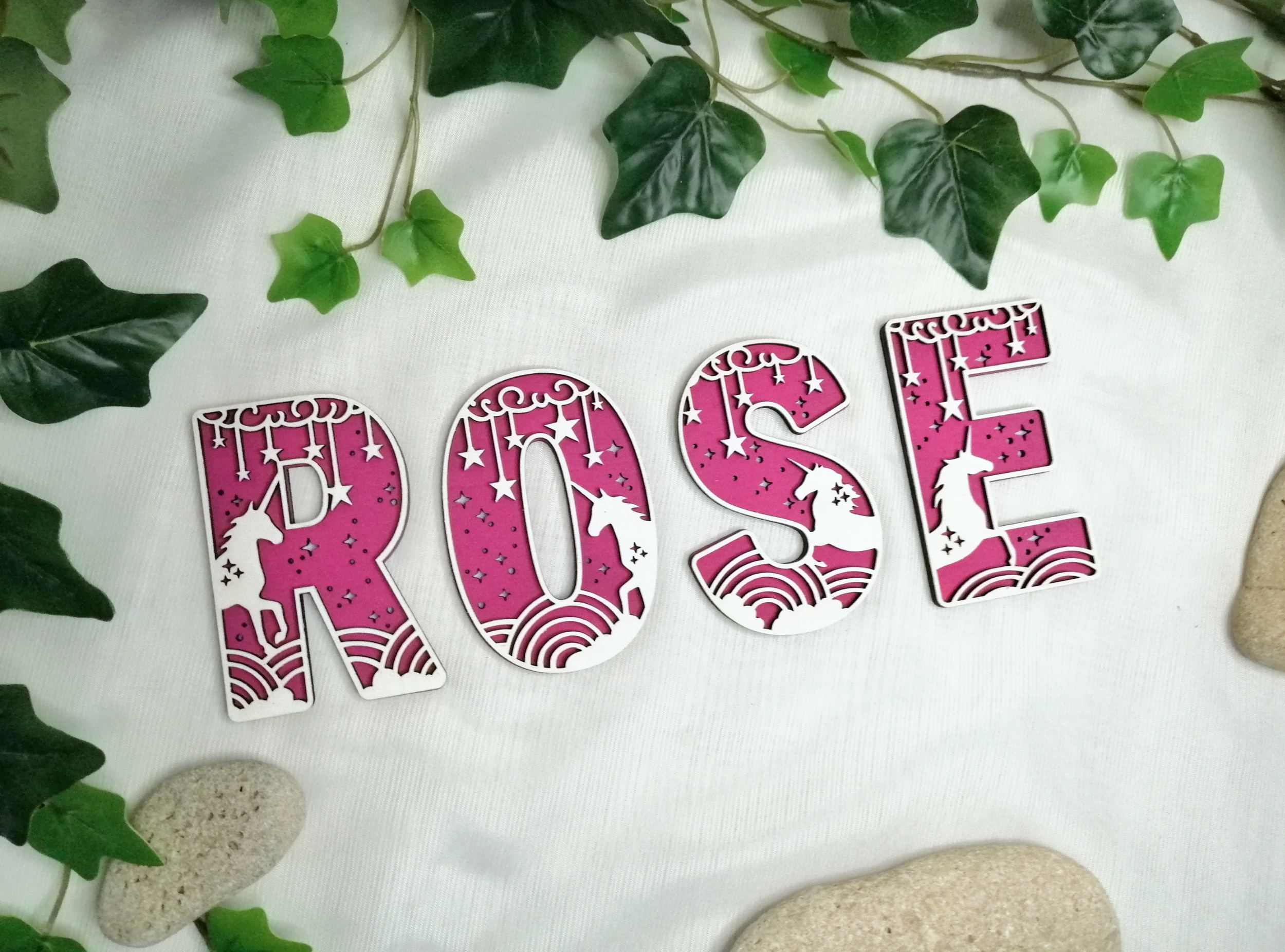 Lettre en bois en relief - Licorne