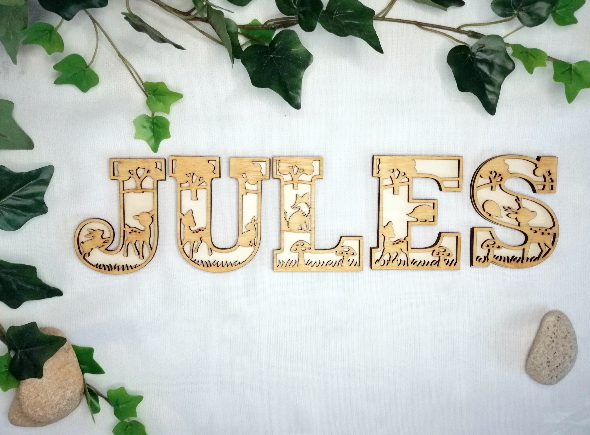 Lettre en bois en relief - Forêt