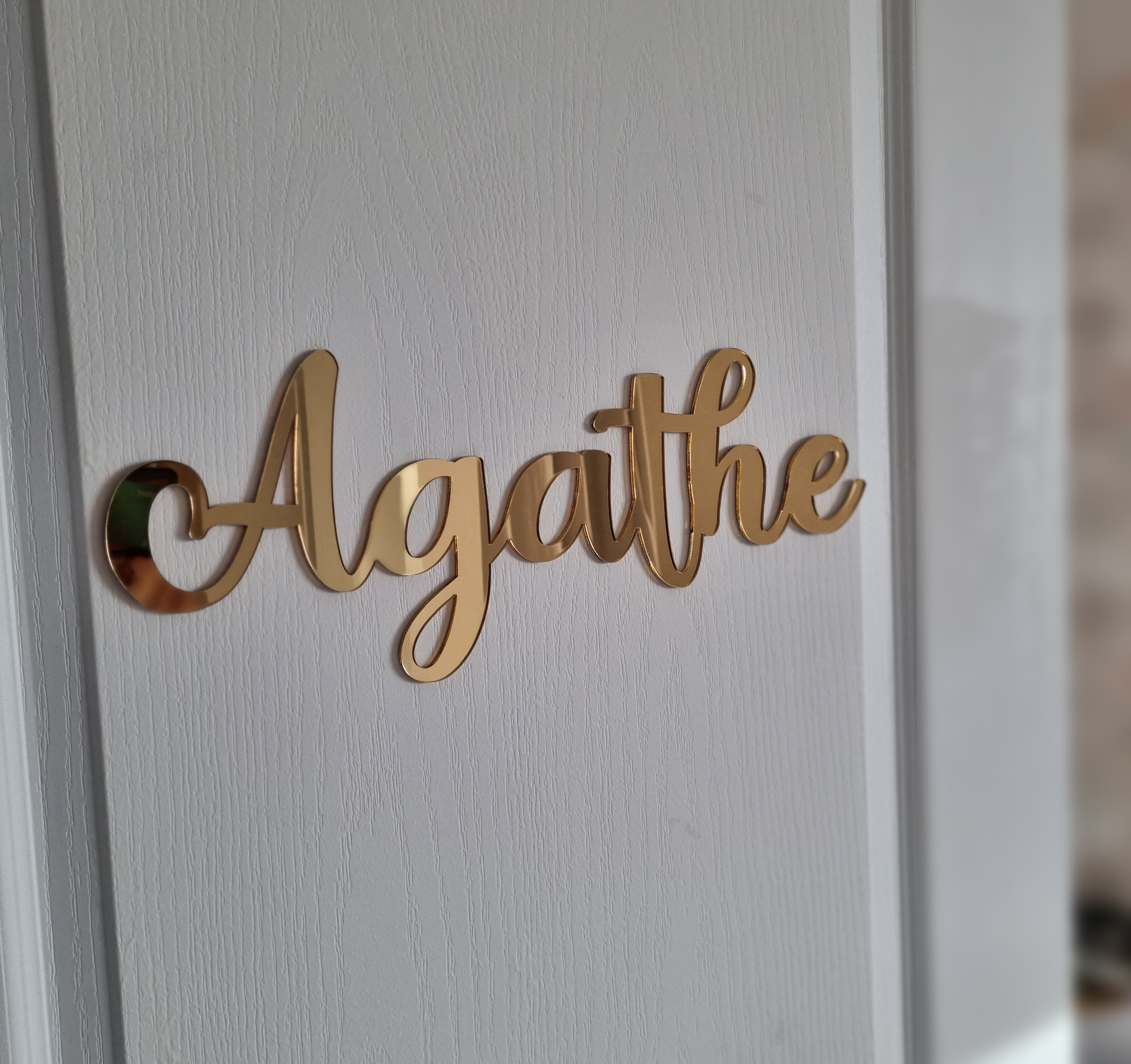 Prénom en miroir sur porte